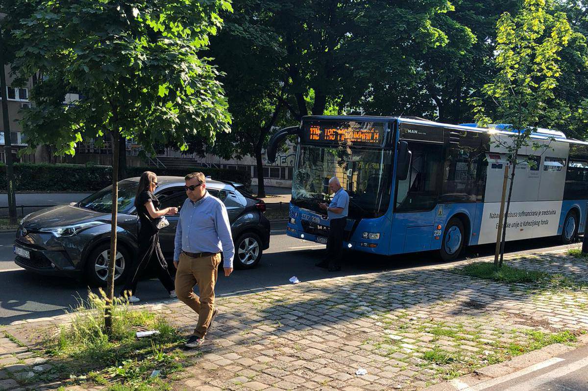 Sudar auta i busa u Zagrebu: 'Od siline kočenja djevojka je pala, ljudi su bili prestrašeni'