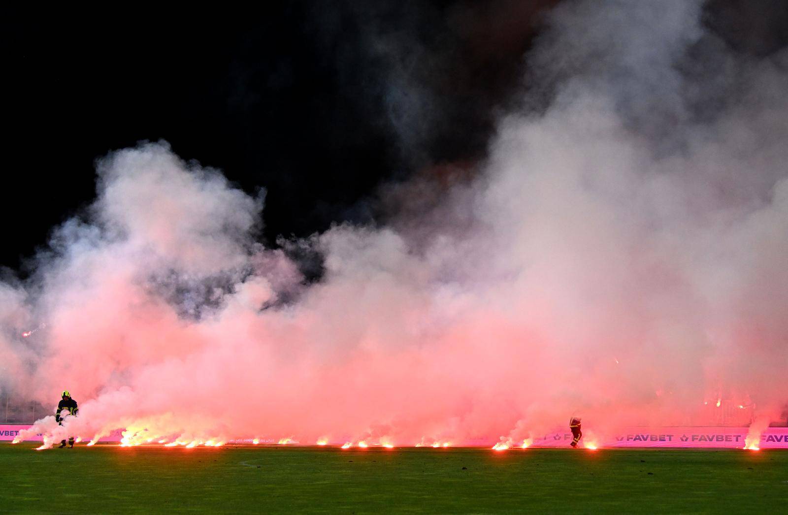 Zagreb: Torcida bakljama zasula teren u Kranjčevićevoj