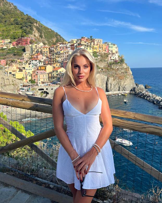 FOTO Kratka haljina i zavodljivi pogled. Ovako je najljepša nogometašica uplovila u 2026.