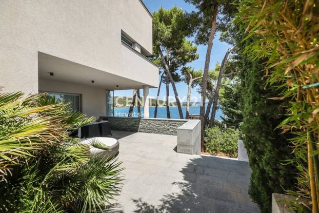 FOTO Vila na Dugom otoku je prvi red do mora i ima bazen! Pogodite za koliko se prodaje