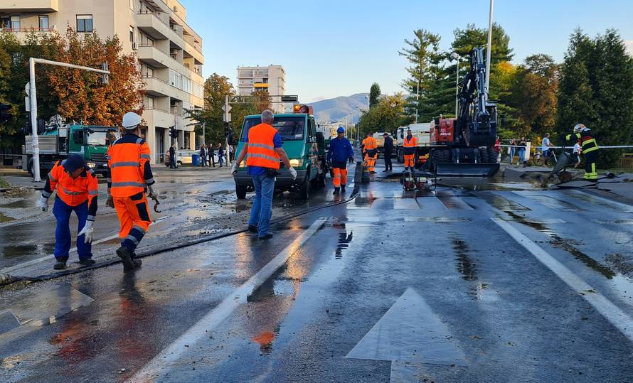 Ponovno pukla cijev na Selskoj: Vatrogasci od jutra ispumpavali vodu iz poplavljenih objekata
