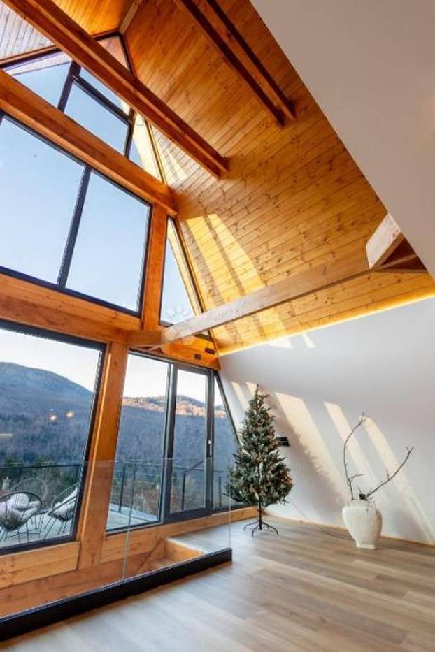 FOTO Ova vila na malom brežuljku u Delnicama nudi luksuz i užitke cijele godine