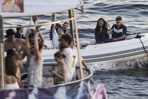 EKSKLUZIVNO: Woody Harrelson mahao je putnicima na brodu, nakon čega je fotoreporteru pokazao srednji prst