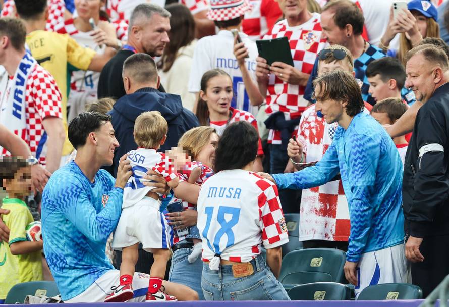 Dirljive scene nakon pobjede: 'Vatreni' as ljubio sina, Modrić čestitao, Luka Sučić sa sestrama