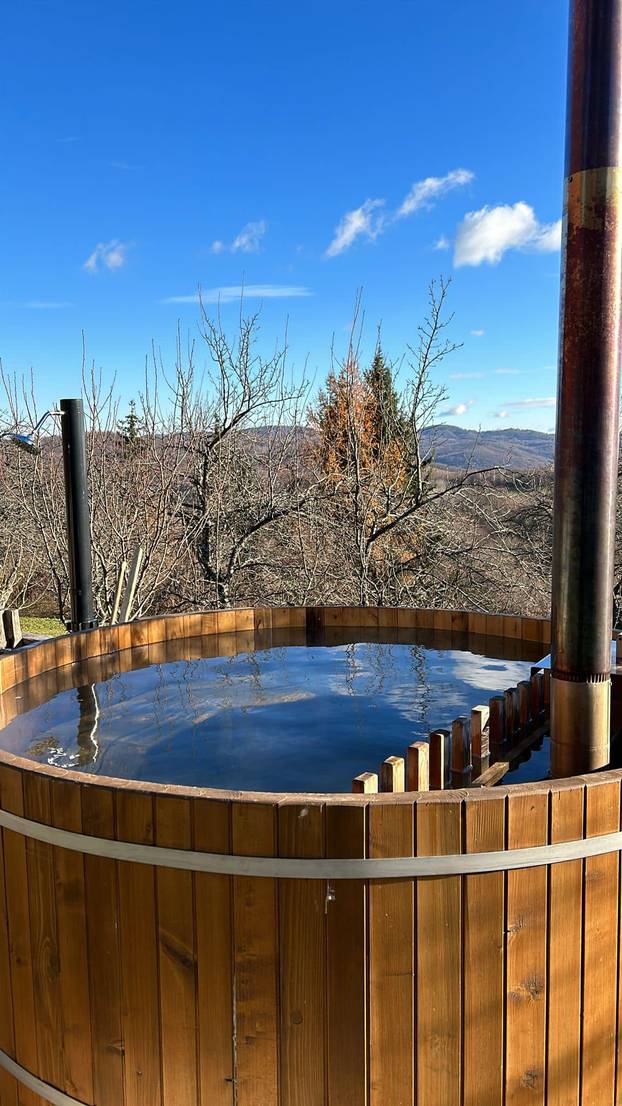 FOTO Ova kuća blizu Zagreba pravi je raj - filmove možete gledati iz bačve za kupanje!