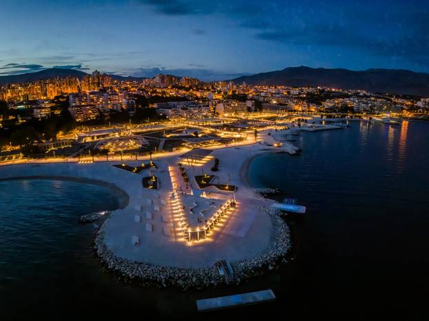 Noćne fotografije novouređenog Žnjanskog platoa