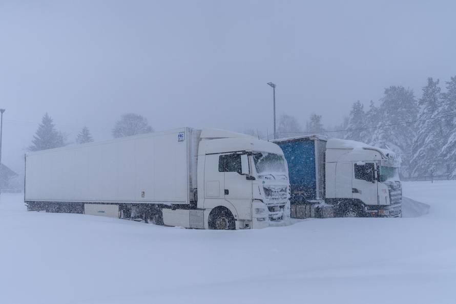 Korenica: Jako snježno nevrijeme stvorilo velike probleme u prometu