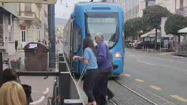 Vozačica tramvaja u Zagrebu zaustavila promet: Pomogla je dvoje slijepih ljudi preko ceste