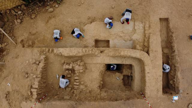 Ancient 4,500-year-old polychrome wall found in Peru