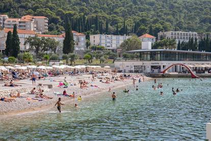 Dubrovnik: Plaža u uvali Lapad prepuna turista