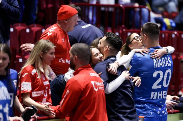 Malmo: Hrvatski rukometaši ipak najviše vole proslavu ulaska u polufinale uz poljupce svojih partnerica i zagrljaje obitelji
