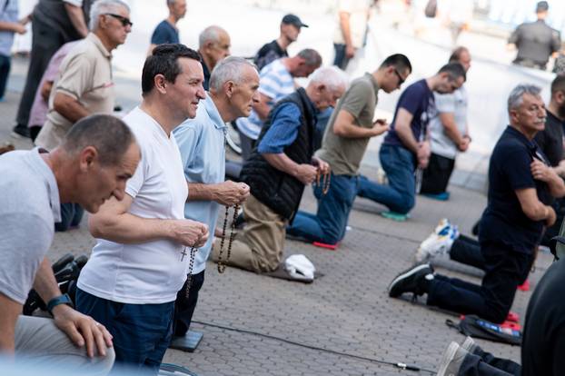 Zagreb: Javna okupljanja „Molitva krunice“ i „Ustani za slobodu“ istovremeno na Trgu