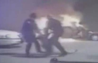 Policajci spašavaju mladića iz gorućeg automobila 