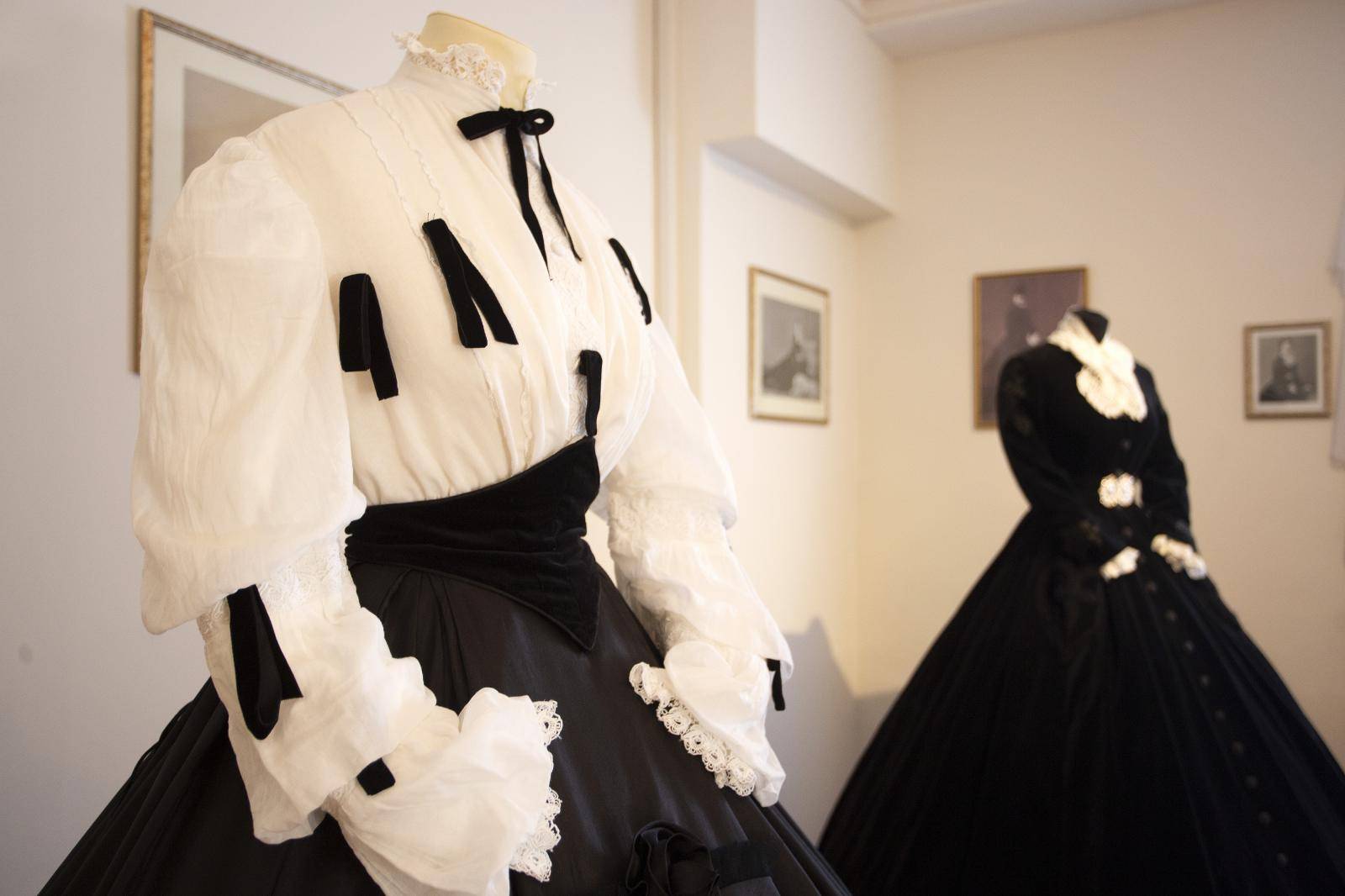 Raskošne replike haljina carice Sisi izložene su u srcu Opatije