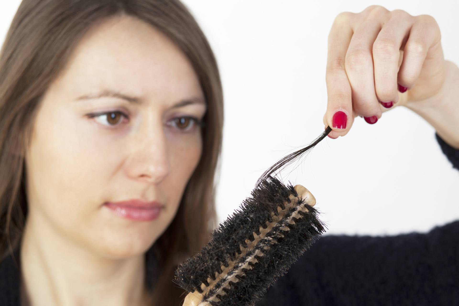 Как остановить выпадение волос в домашних. Расческа для волос. Расческа с волосами выпадение. Расчесывать волосы.