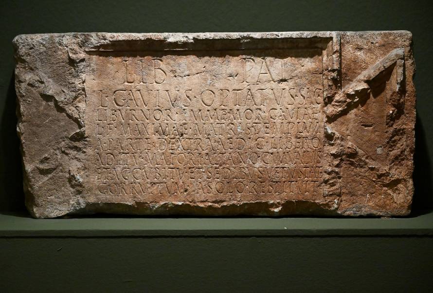 Zagreb: 1100 izlozba Hrvatskog Kraljevstva  u Klovicevim dvorima