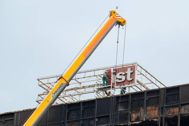 Zagreb: Uklanjanje natpisa Večernji list sa zgrade Vjesnika