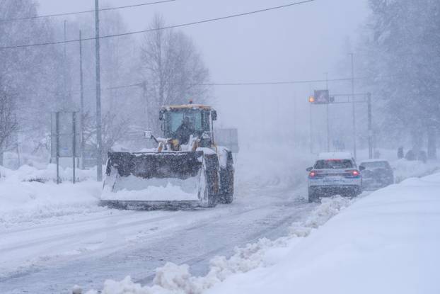 Korenica: Jako snježno nevrijeme stvorilo velike probleme u prometu