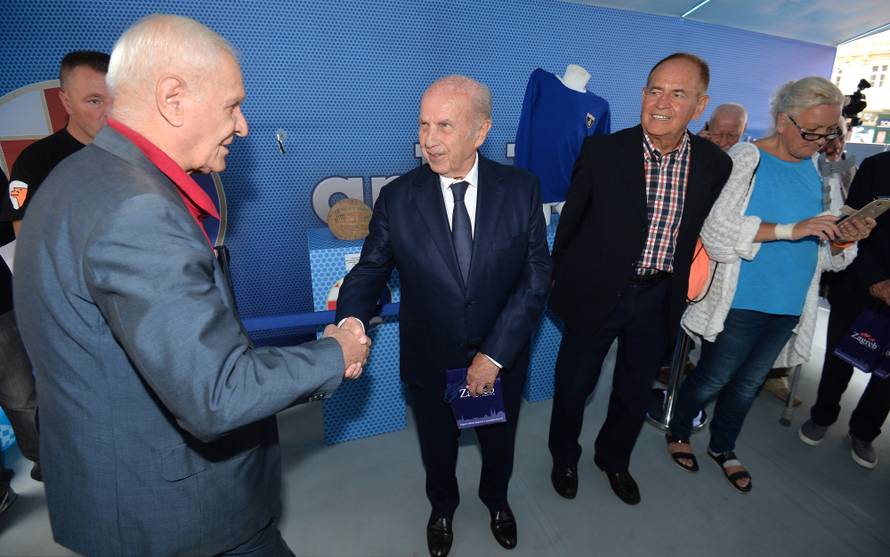 To su pravi šampioni! Trofej i lopta iz '67. izloženi na Trgu