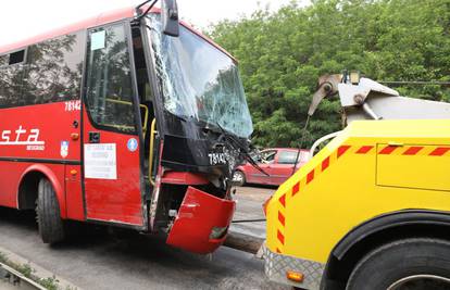 Strašna nesreća u Srbiji: Vozač džipa poginuo je u sudaru s busom, u bolnici je 36 ljudi