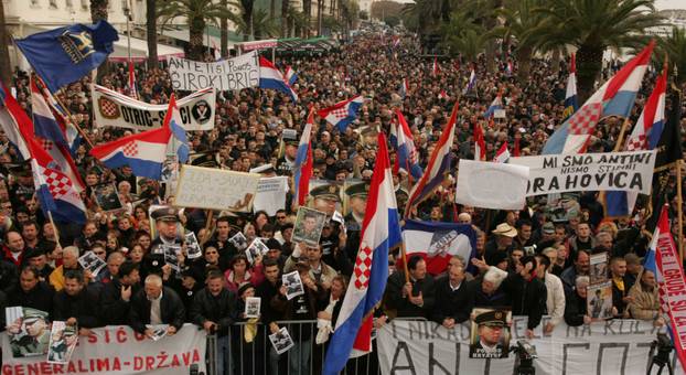 ARHIVA - Prepuna splitska riva tijekom skupa podrške uhićenom generalu  