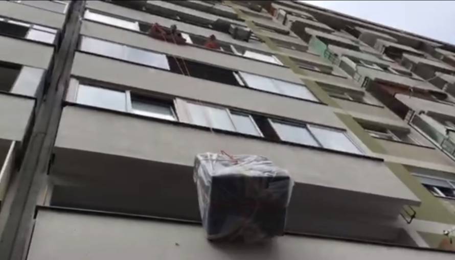 Dečki s Knežije dizali 'leteću' garnituru na treći kat zgrade