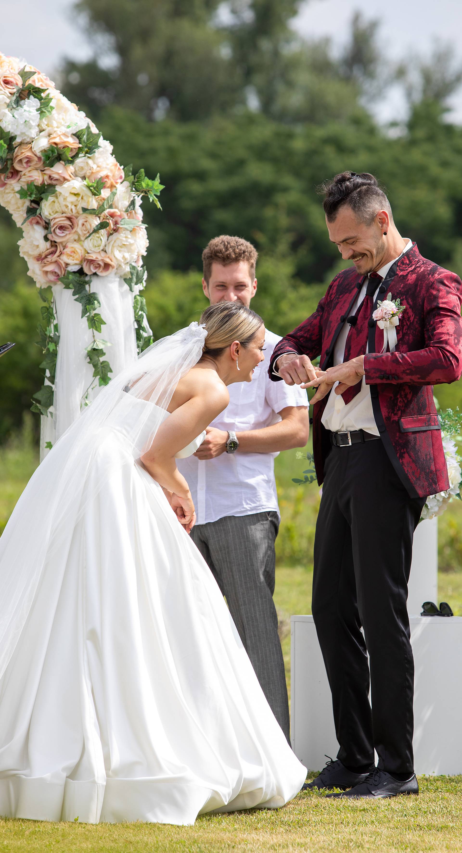 Novi par se vjenčao, a Miljana podbola jedan par: 'Ona je vrlo posesivna, a on kao prisiljen...'