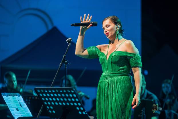 Vela Luka:  Koncert Nine Bardić i Acustic benda povodom manifestacije Trag u Beskraju