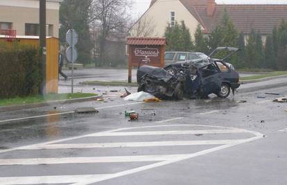 Vozač automobila kritično nakon sudaru sa šleperom