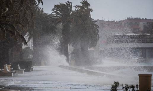 FOTO KAOS U SPLITU! Zapuhalo organsko jugo, riva potopljena