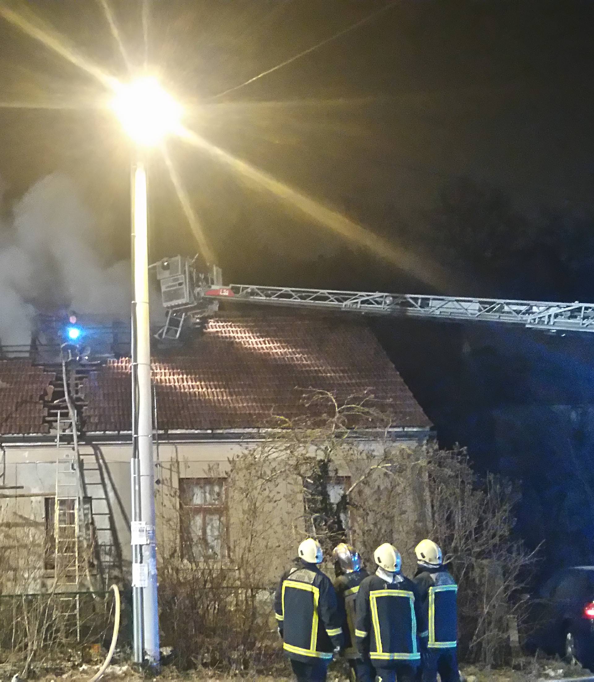 Zagreb: Gorio krov kuće, vatru gasili vatrogasci s tri vozila