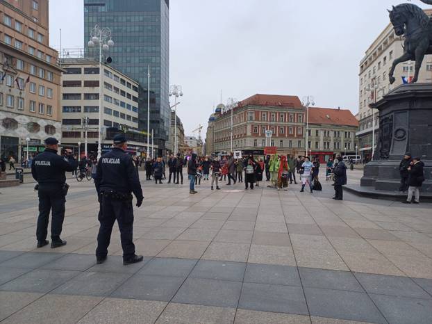 Sto slika s trgova: Muškarci opet klečali i molili za čednost, umjetnica donijela ruže u Splitu