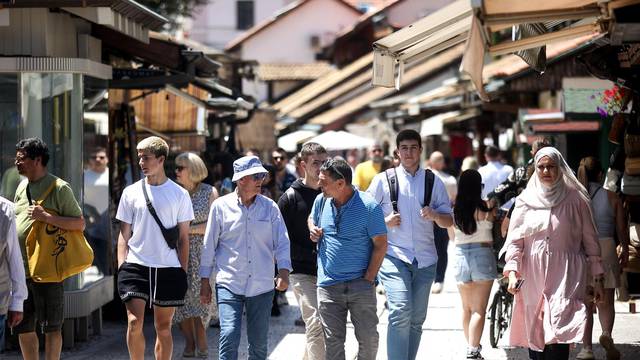 Turisti uživaju u sunčanom danu i obilasku centra Sarajeva