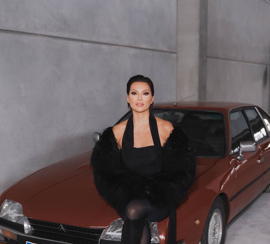 VIDEO Nina Badrić na Karibima srela svećenika iz Rijeke pa spontano zapjevala u crkvi