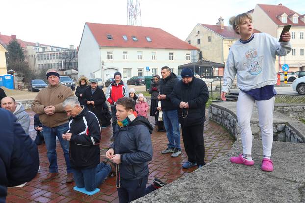 Muška molitva krunice u Karlovcu