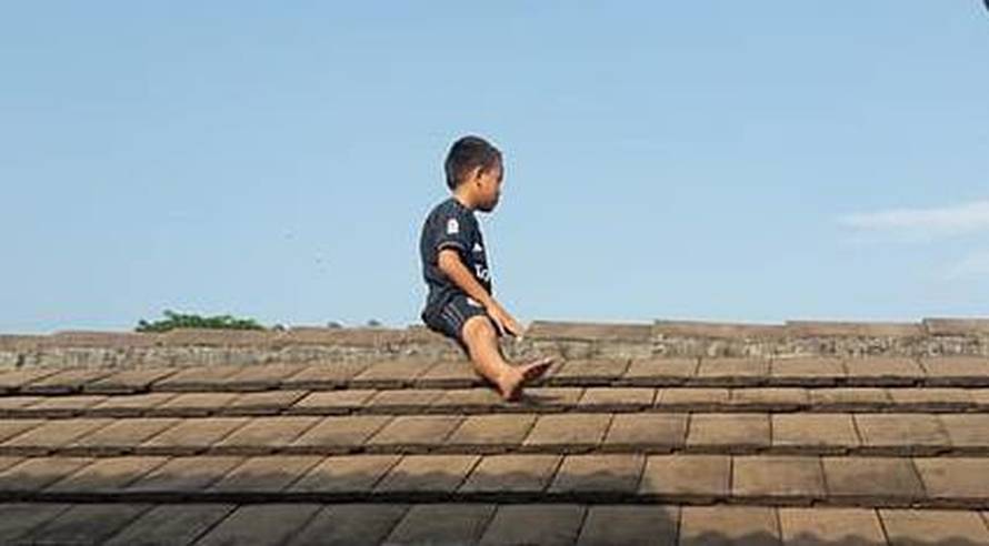 Doveli  ga na obrezivanje pa je malac 'zbrisao' na krov klinike