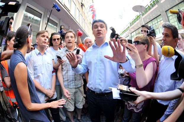 ARHIVA - 2010. Zagreb: Aktivisti za Varšavsku prosvjedovali pred sjedištem SDP-a 