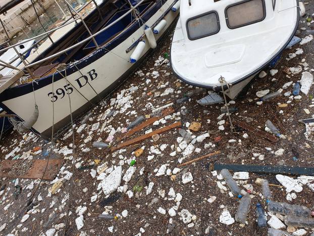 Dubrovnik: Jako jugo u staru gradsku luku donijelo velike količine smeća