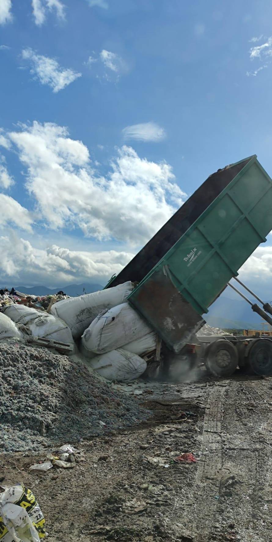EKSKLUZIVNE SNIMKE: Opasni i plastični otpad bacali su i na gradsko odlagalište u Gospiću!