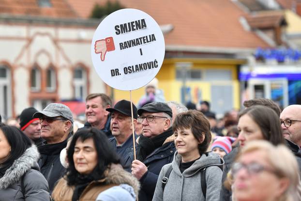 Na Trgu Republike u Čakovcu održan prosvjed u znak podrške kirurzima