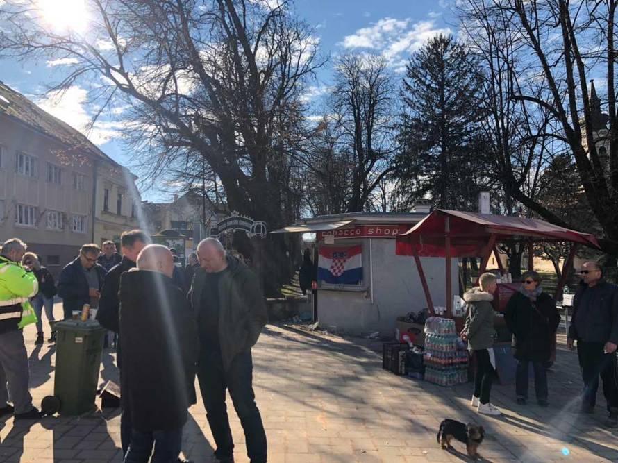 Kafić mu je potpuno srušen u potresu, a on dijeli kavu za van: 'Ima je za sve, kakvu god želite'