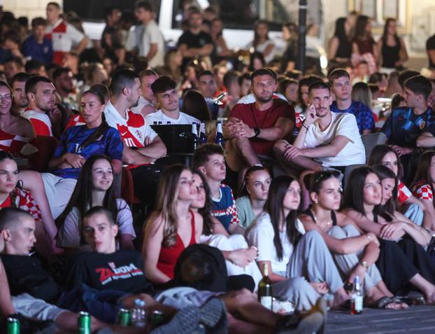 Osijek: Navijači gledaju utakmicu između Paname i Hrvatske