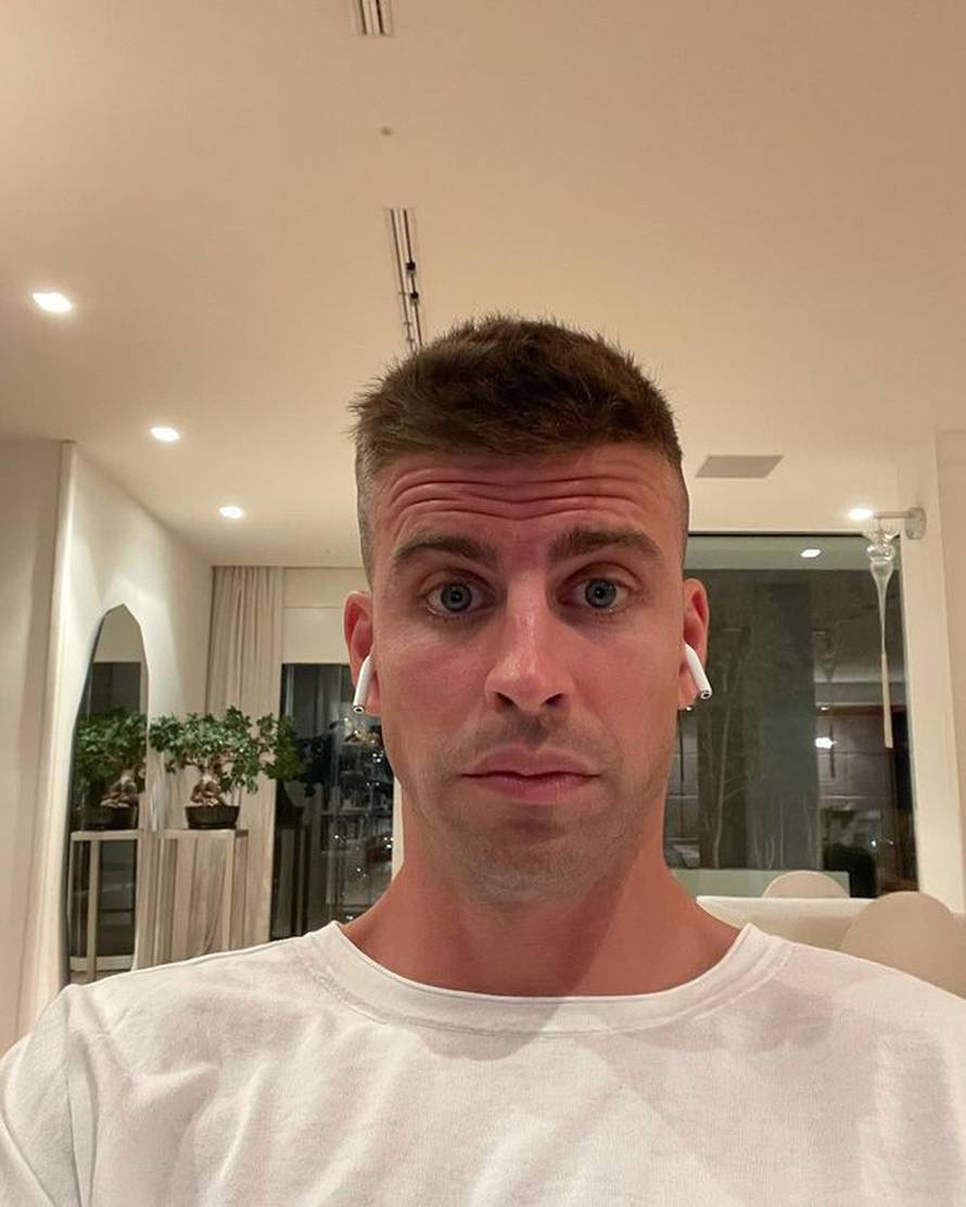 Optužili Piquea da je prevario studenticu Claru pa objavio prvu fotku s njom: 'Sad je i službeno'