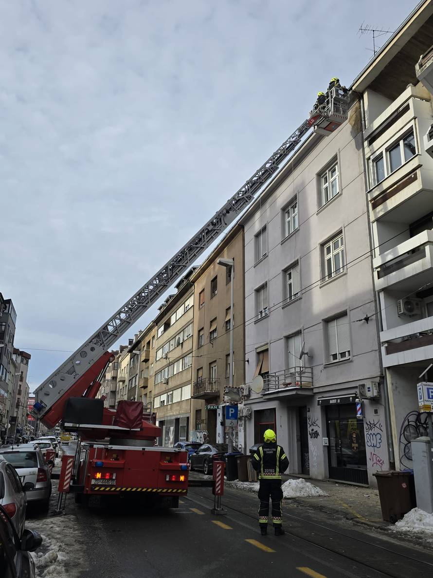 FOTO Pala žbuka na ulicu u Zagrebu: 'Zgrada je u lošem stanju, a to je prometna ulica...'