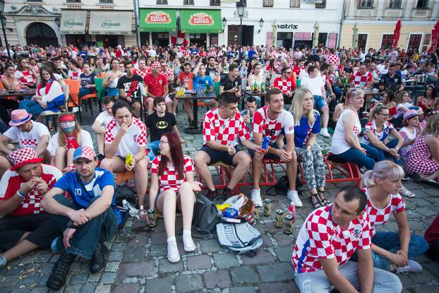Osijek: NavijaÄi u TvrÄi prate utakmicu Argentina - Hrvatska