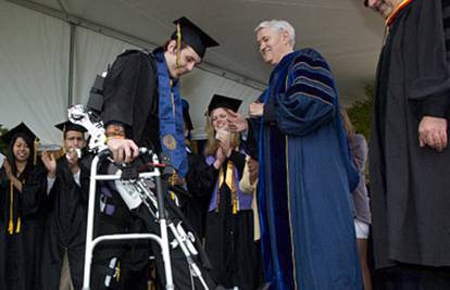 Paralizirani student hodao po diplomu na bioničkim nogama