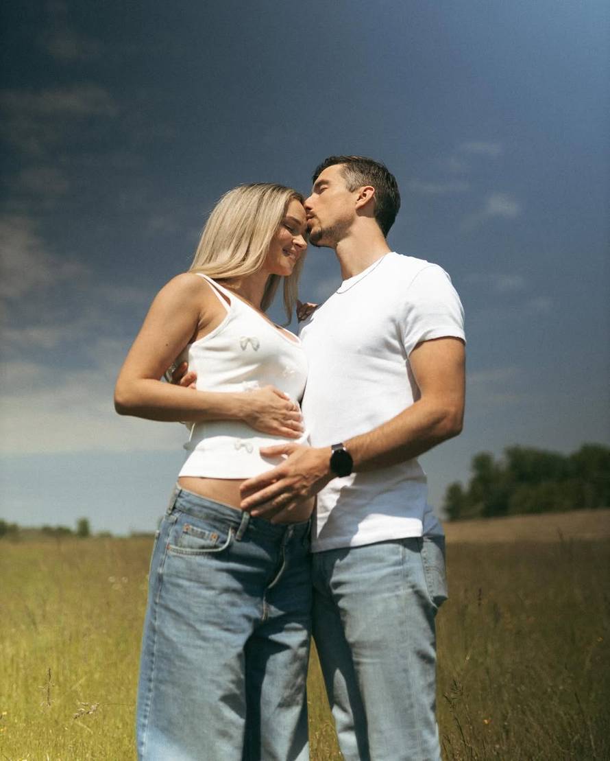 Ljeto u znaku trudničkog sjaja: Marko Petrić sa suprugom i prijateljima uživa u Dalmaciji...