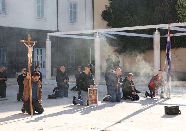 Šibenik:Muški molitelji krunice i protuprosvjednici 