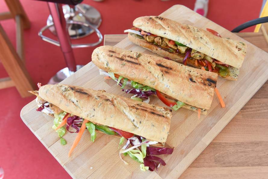 Zabava na Bundeku: Delicije su se jele i s povezom na očima...