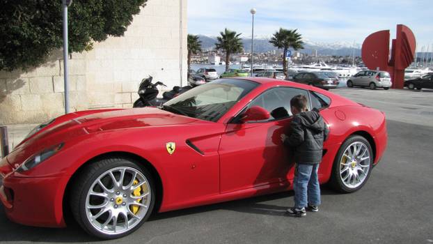 Split: Kerumov Ferrari 599 GTB mami pogled parkiran ispred zgrade Banovine 
